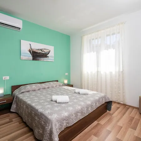 Awesome In Sveti Lovrec Labinski Дом отдыха